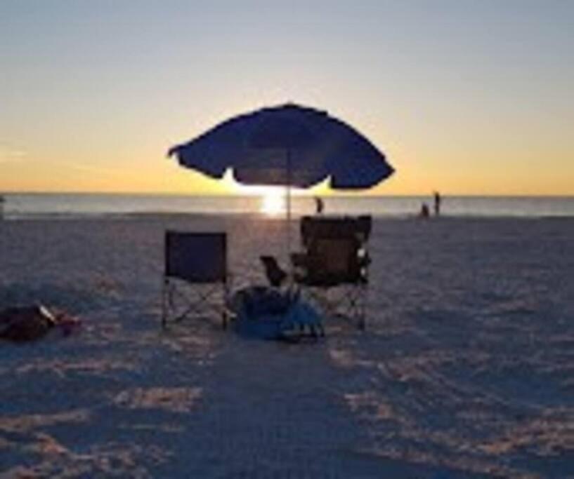 Charming Studio Unit Across From Lido Key Beach 사라소타 외부 사진
