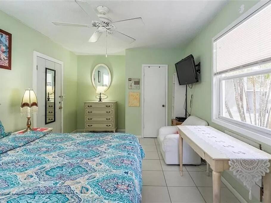 Charming Studio Unit Across From Lido Key Beach 사라소타 외부 사진