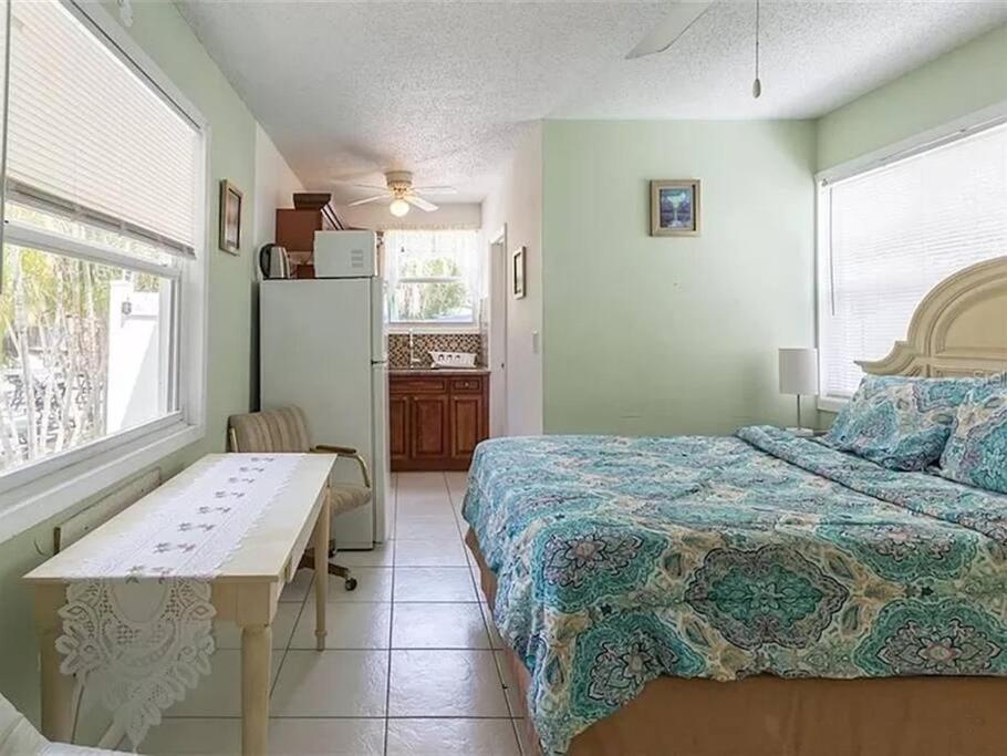 Charming Studio Unit Across From Lido Key Beach 사라소타 외부 사진
